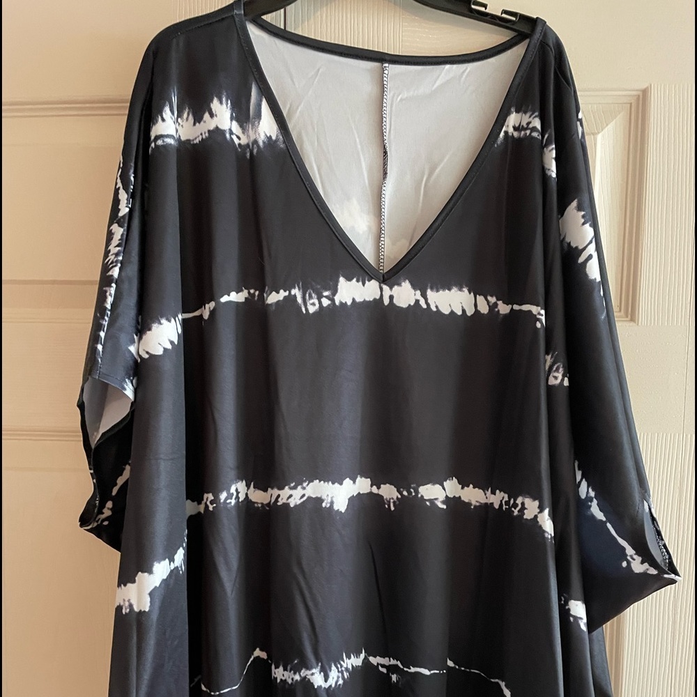 Woman’s V-Neck Black & White Over Sized Top Plus SZ 2X